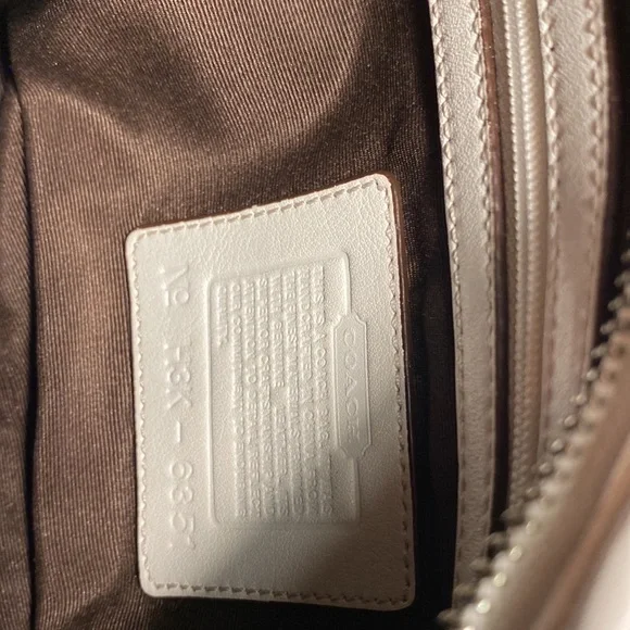 Coach vintage crème shoulder bag lightly used - Picture 3 of 3